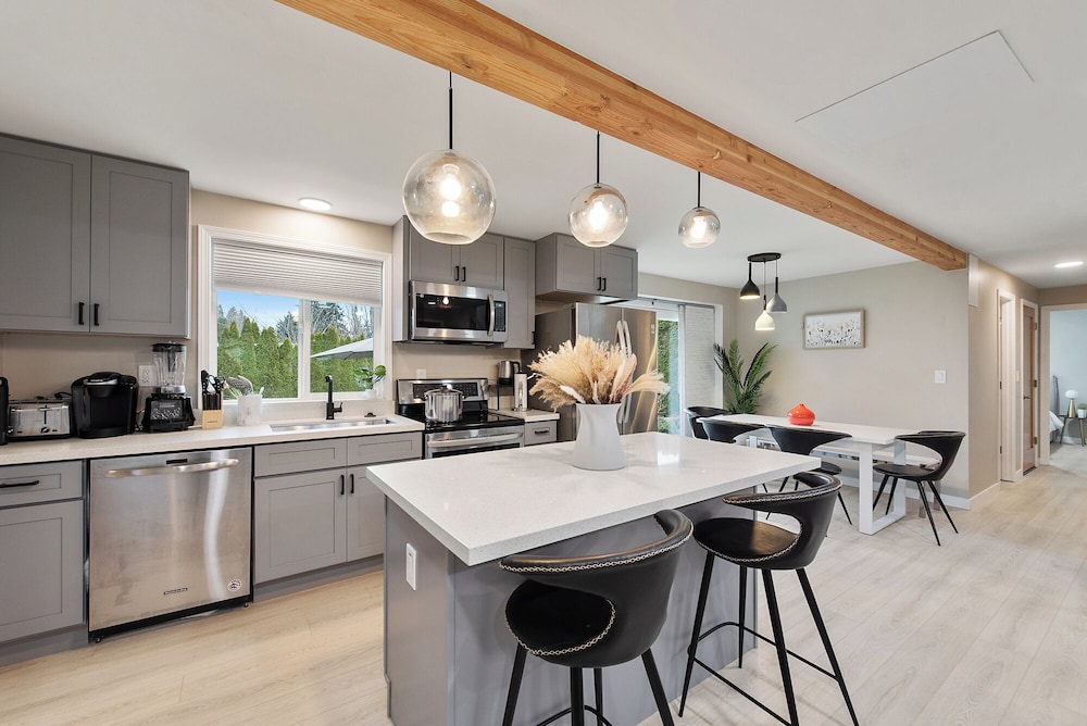Joyful Kirkland Home, Near Beach, Hot Tub & AC