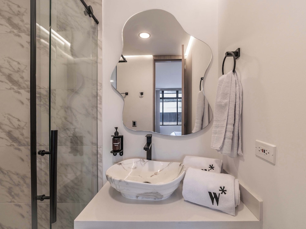 w Elegant 3BR w Outdoor Balcony