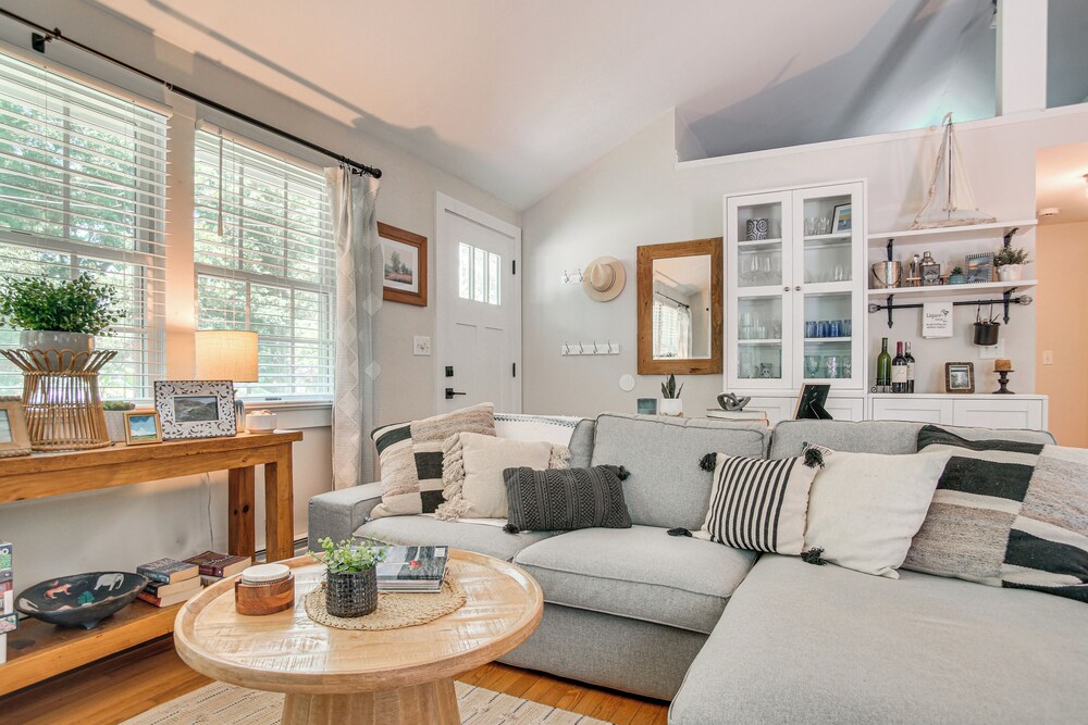 Charming Cape Cod Cottage: 4 Mi to Bristol Beach!