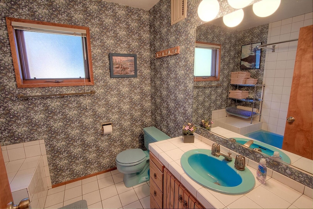 Lake View Glen 4 Bedroom Home by RedAwning - Property Image 2