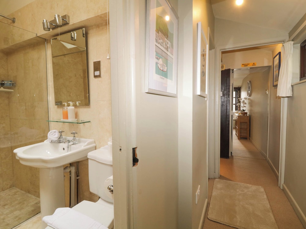 4 Trenhaile Terrace