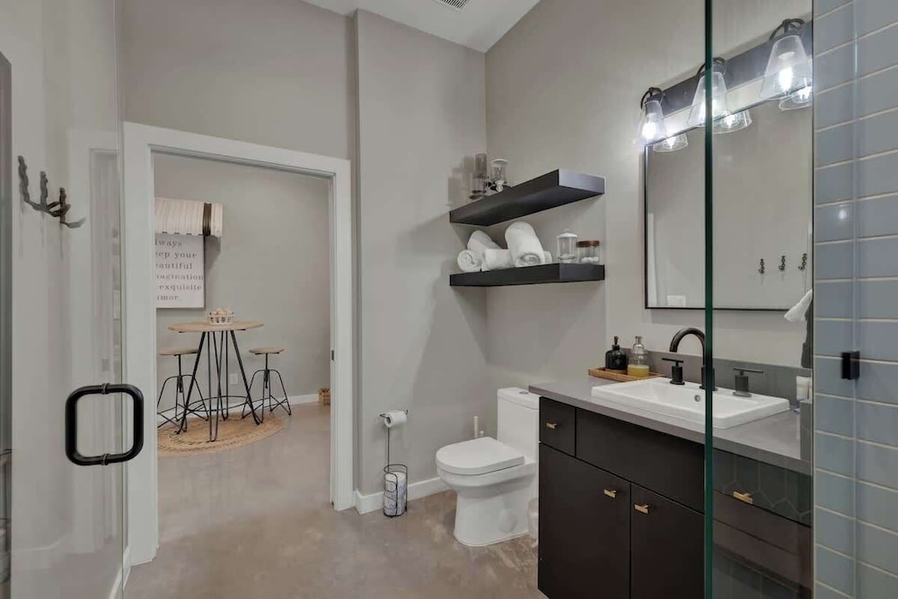 Pop 4 W/hot-tub + Close to Main St
