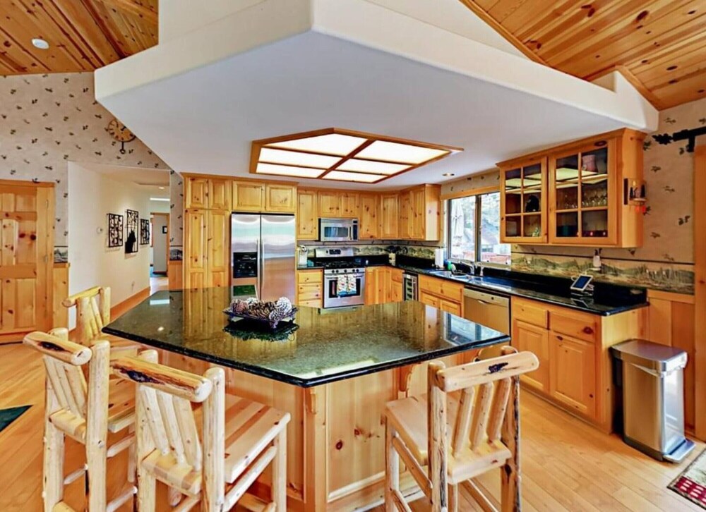 Teakwood Cozy Wood Cabin with Fireplace