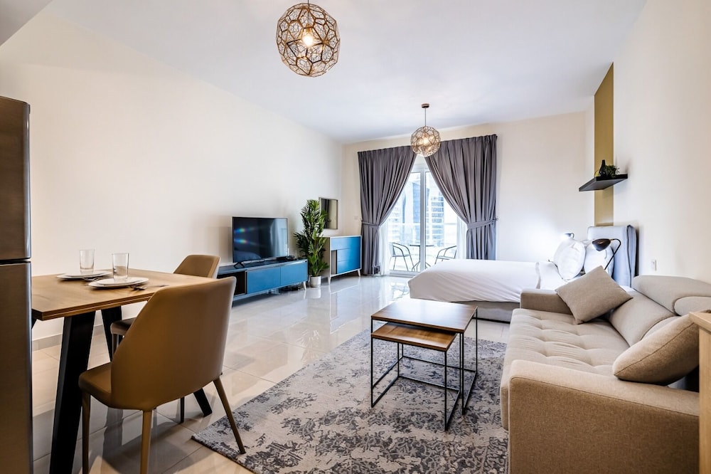 Tanin - Sleek Studio in AG Tower with Canal Views