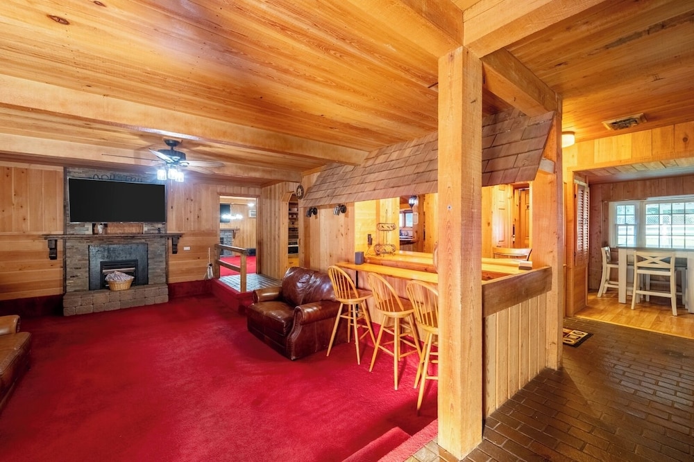 Pet-friendly 3BR Lake House Firepit & Pier