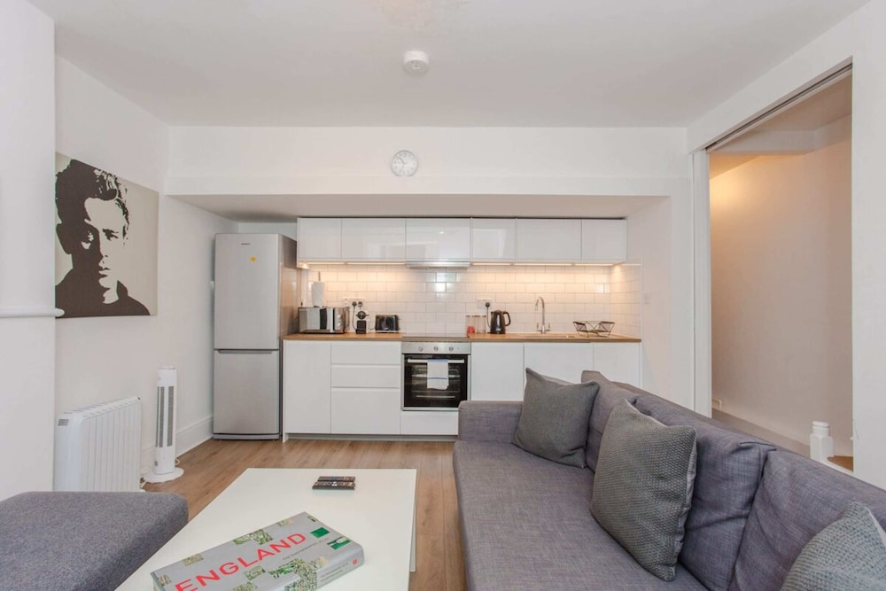 Mountgrove Road Spacious 2 Bedroom Flat