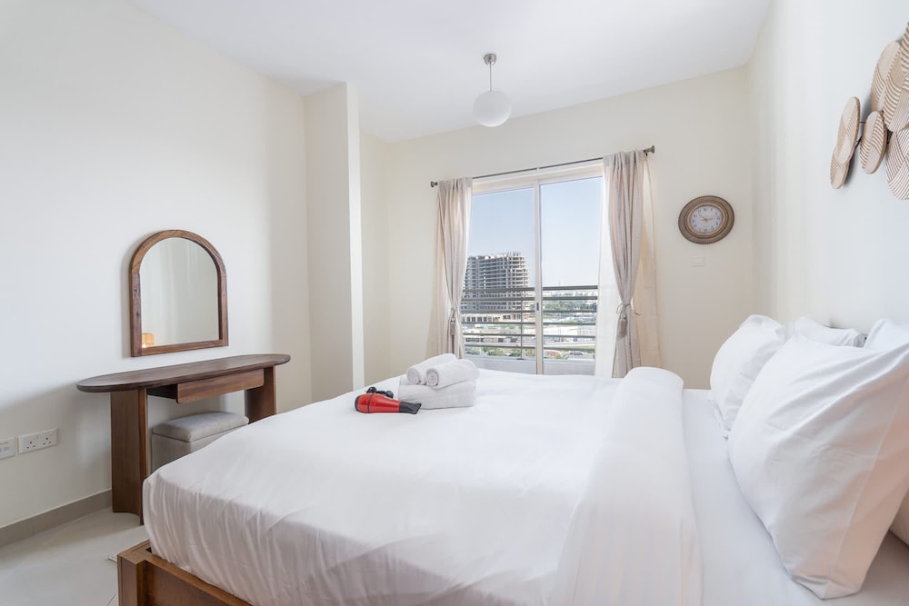 1 Bedroom Apartment With a City View and Sleeps 4