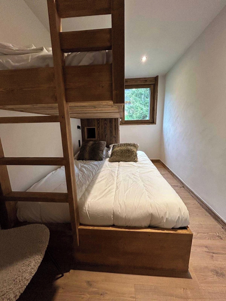 Modern 2 Bedroom Apartment, Close to ski Lifts view 3