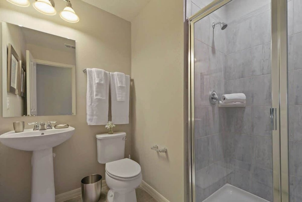 Modern 4BR w Patio Resort Pool Compass Bay