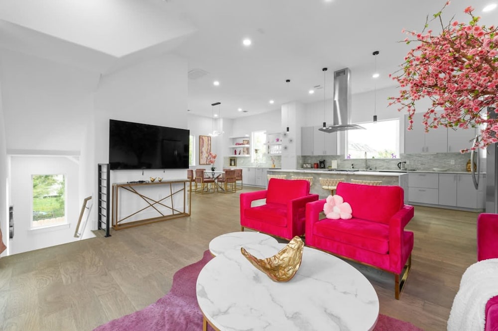 Perfect Houston Group Stay for 12 With 6 Beds 6 Baths