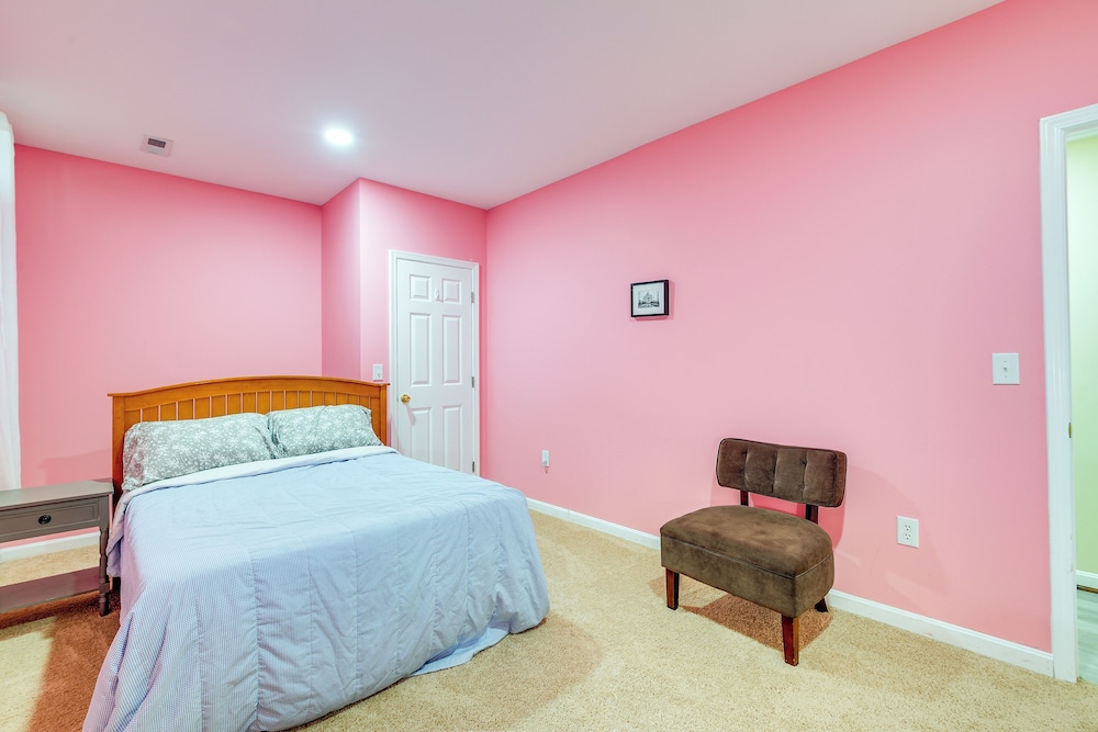 Pets Welcome! Cozy Family Apartment in Sterling