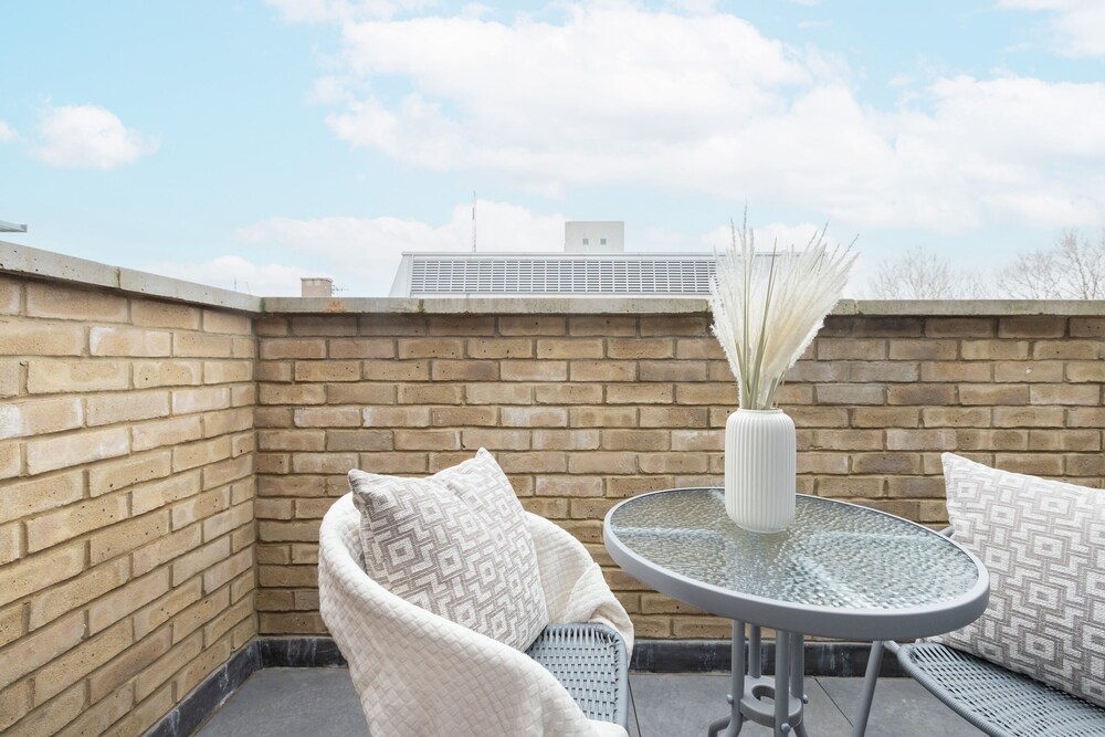 Modern 2BR 2BA with Balcony by Soho