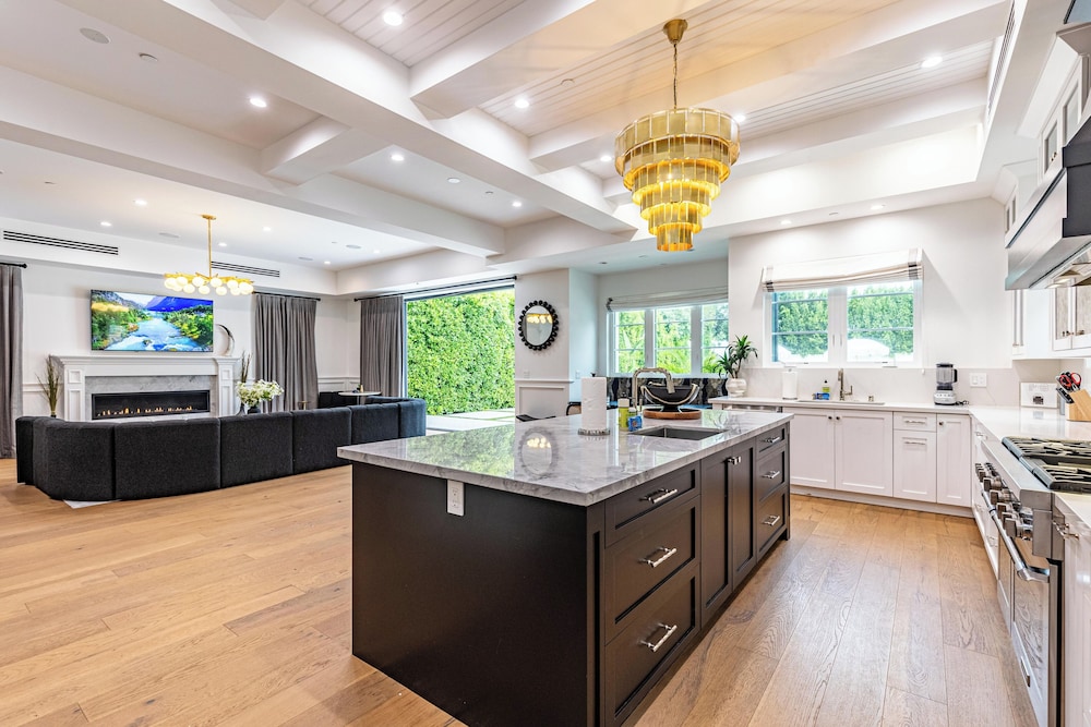 Otis Ave - Modern Farmhouse Retreat w/ Pool, Spa & Luxe Interiors