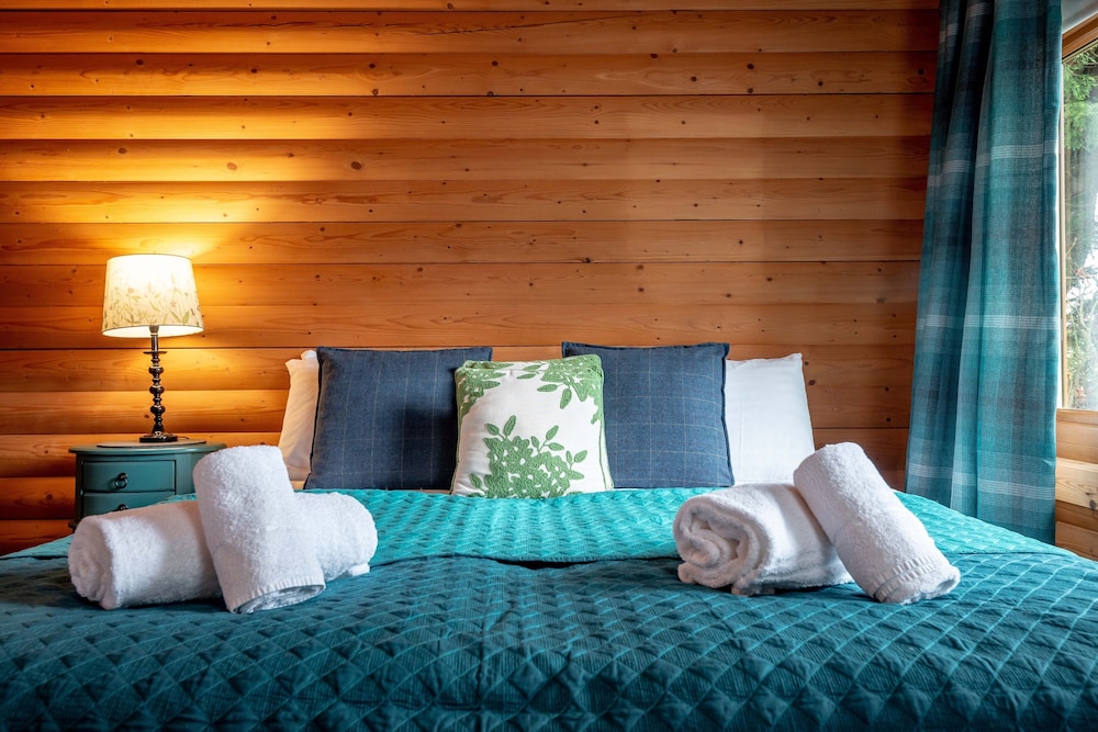 Redlands Country Lodge Log Cabin Apartments & WeeBothy view 4