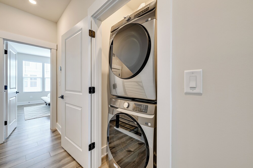 2 Mi to Uptown Charlotte: Family Townhome!