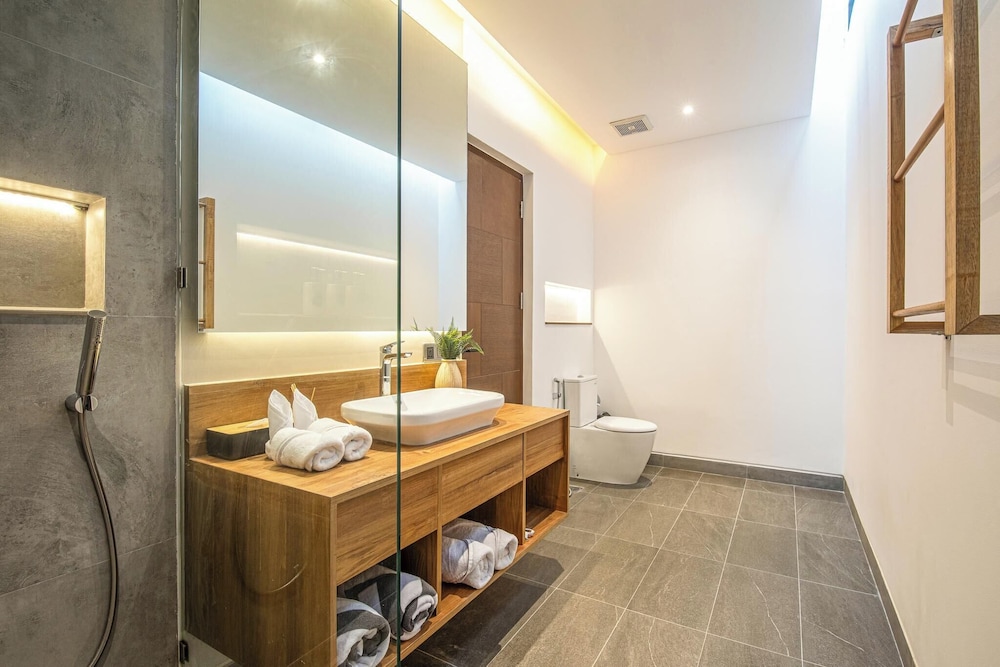 Elegant 6BR Canggu Villa Steps From the Ocean