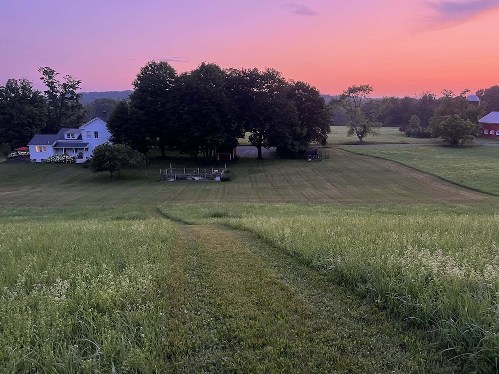 Gorgeous Hudson Valley Farmhouse On 14 Acres 3 Bedroom Home
