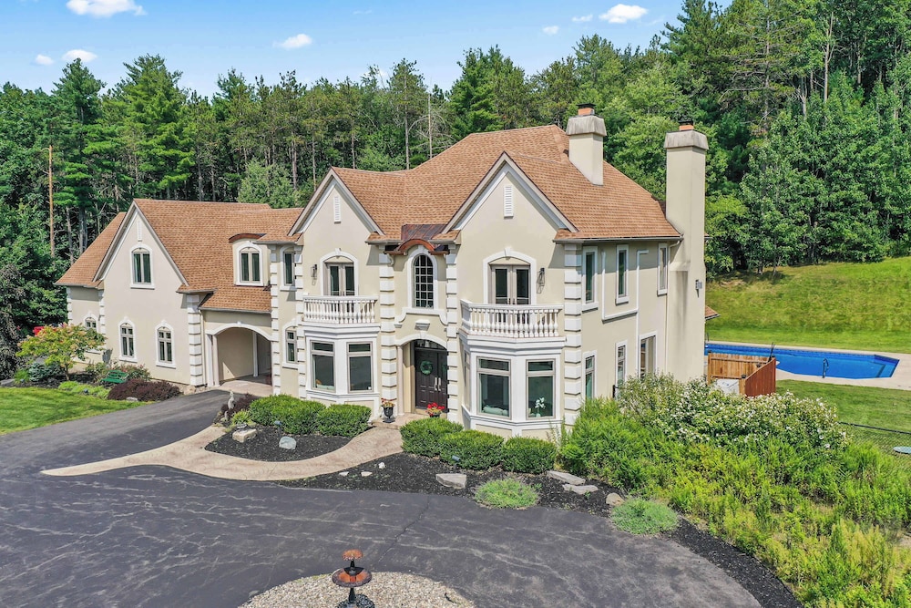 Hidden Retreat 4-homes 134 Acres
