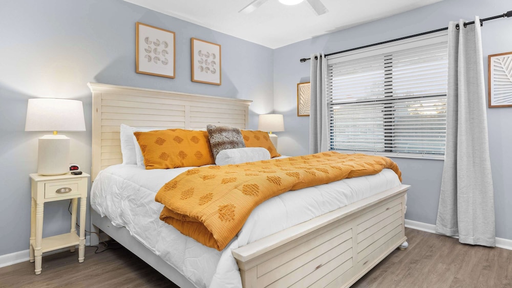 Spacious Family-friendly Retreat Beach Walkable