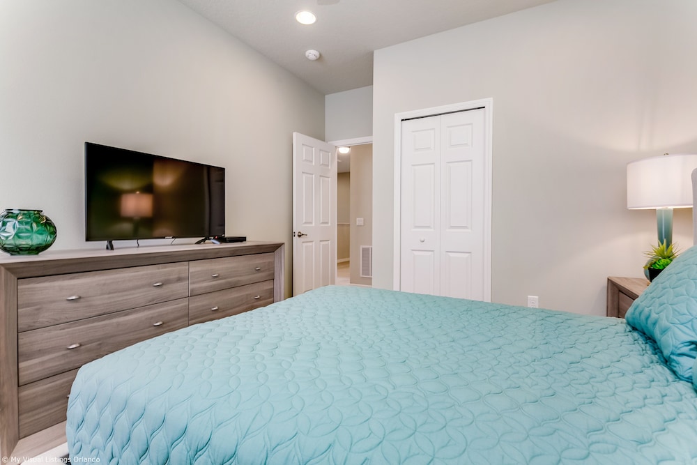 Spacious Home w/ Private Pool/spa! Sleeps 21