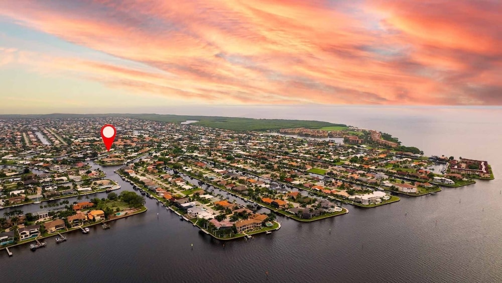 Punta Gorda Isles Canal 2 bedroom Home- Sailboat Access! 15 foot dock! 2 Home