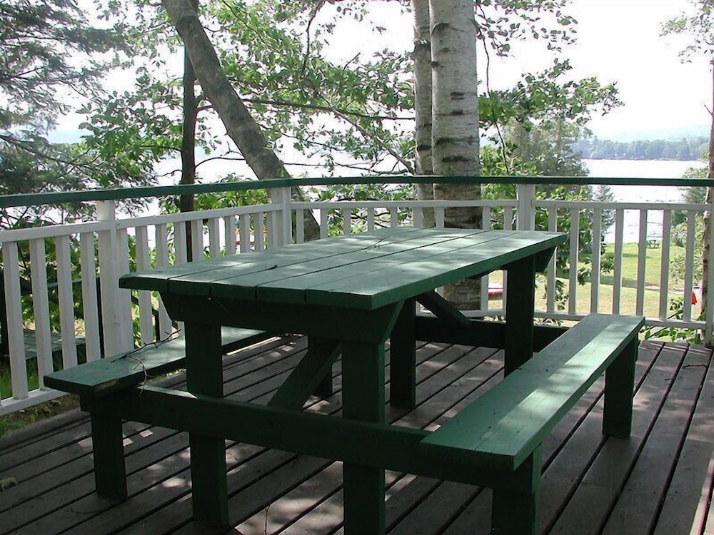 Birch Cliff Lodge on Baptiste Lake