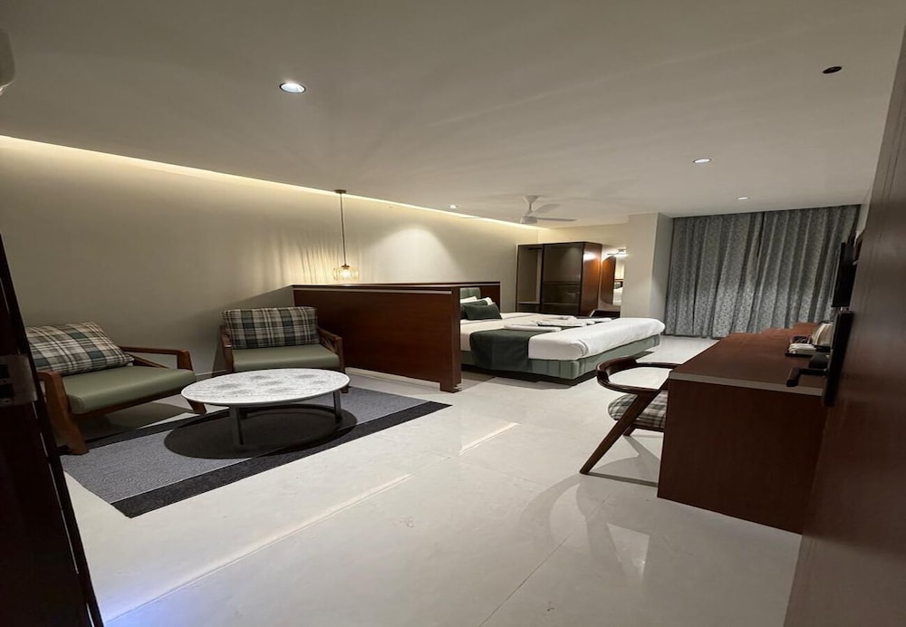 M R SUITES