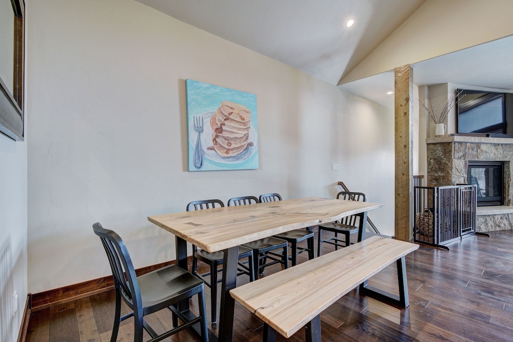 Luxury Home - Sleeps 10 - Fireplace & Mountain View 3 Bedroom Condo