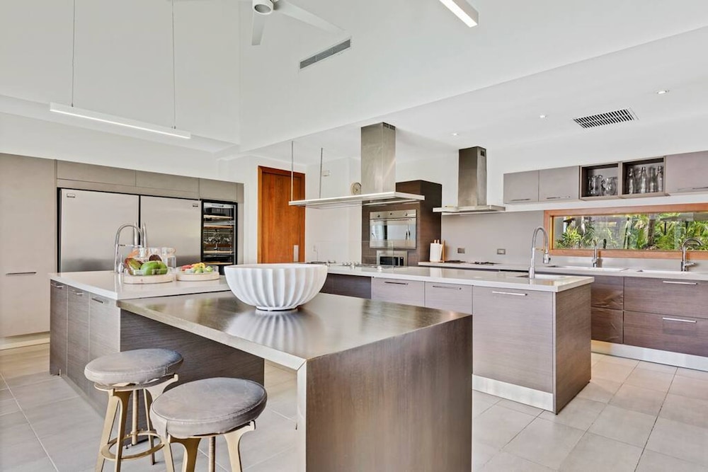 Modern Oasis Stunning Views of Golf Course River