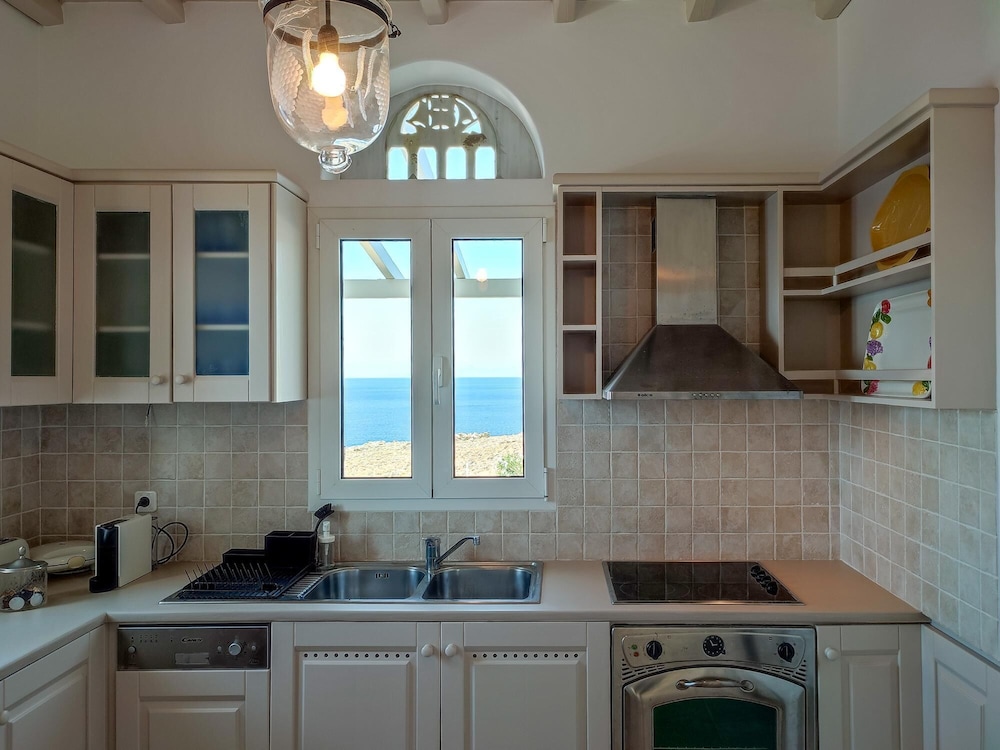 La Chapelle Est in Tinos view 4