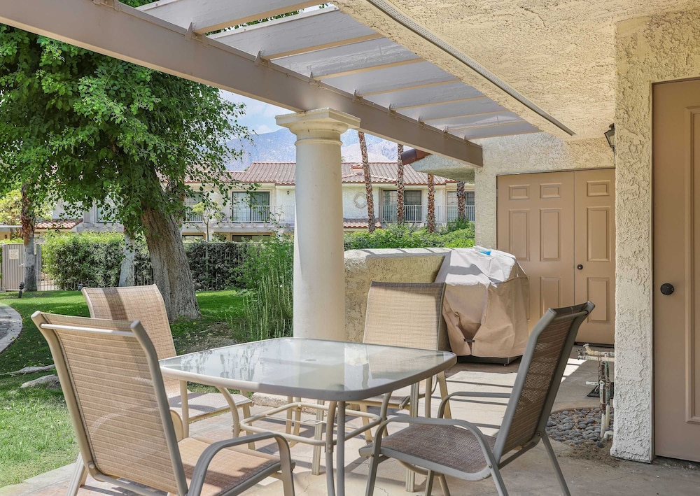 2BR 2BA Stylish Palm Springs Condo