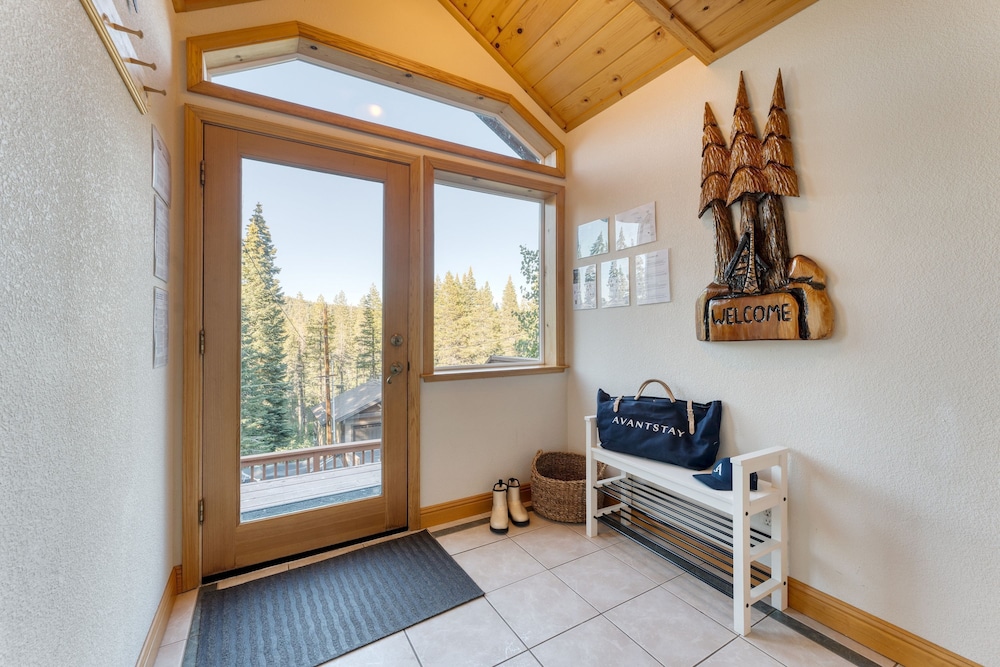 Golden Summit by Avantstay Stunning Secluded Cabin w Access to Tahoe Donner