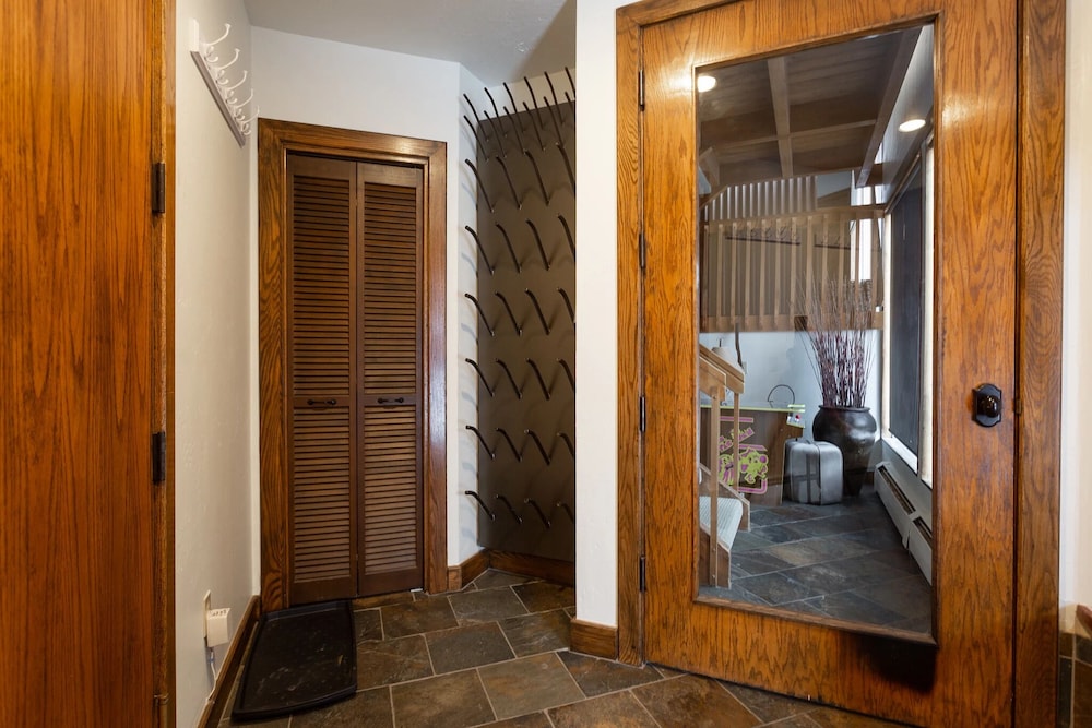 Pinnacle at Deer Valley Resort - Four Bedroom Condo with Hot Tub #1263 4 Condo