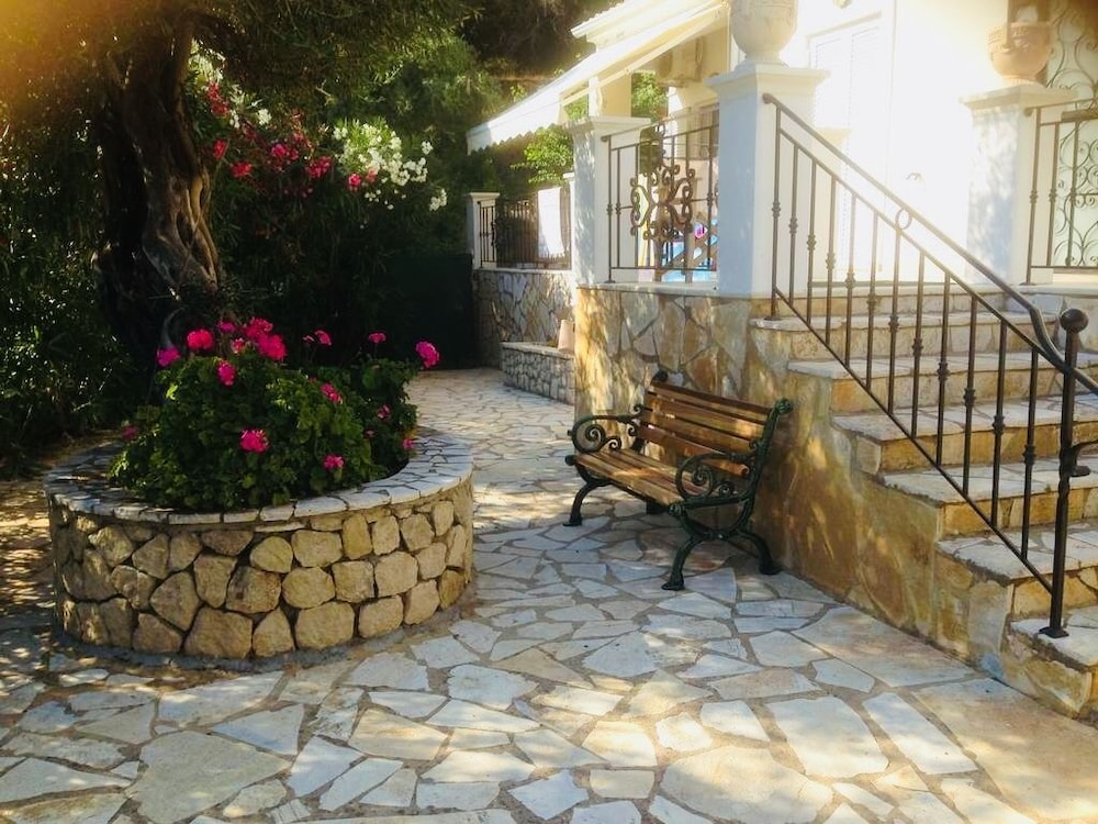 Villa Ampelaki (30 meters to the beach)