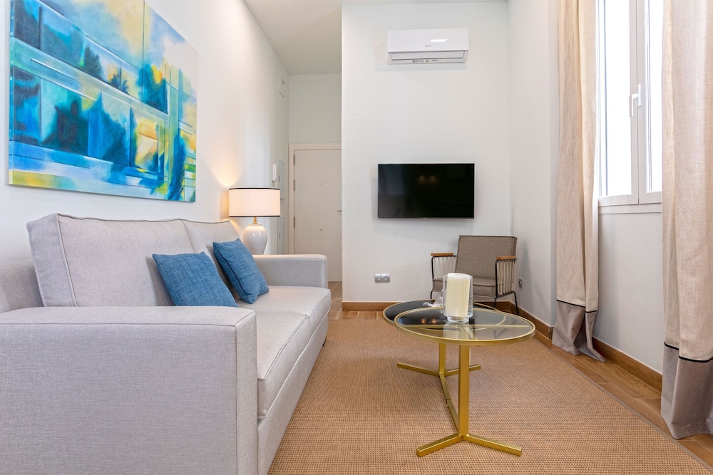 Modern 1 BD Apartment in the City Center Recaredo VII