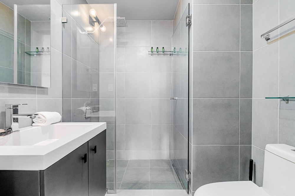 w Splendid 1BR in the Heart of Centriqo