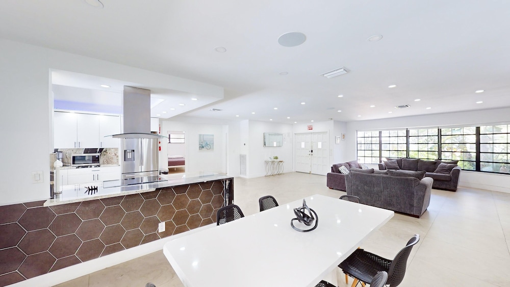 Villa Shapira 6BR Luxurious Designer Home With Heated Pool