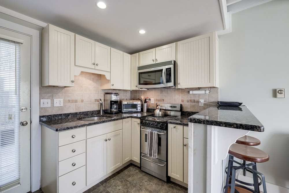 Walk to Beach: Charming Condo in Provincetown!