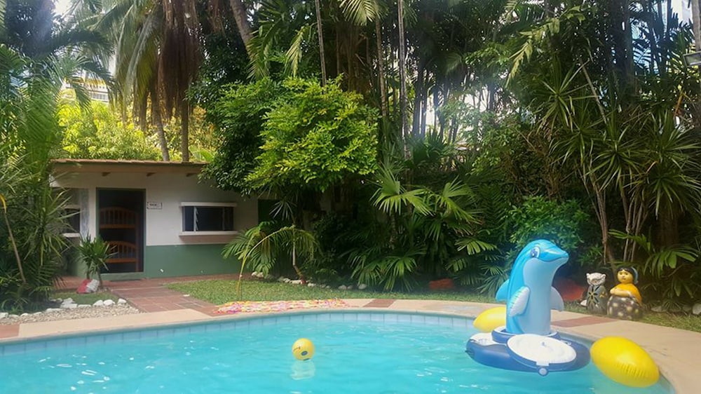 Los Mostros Hostel