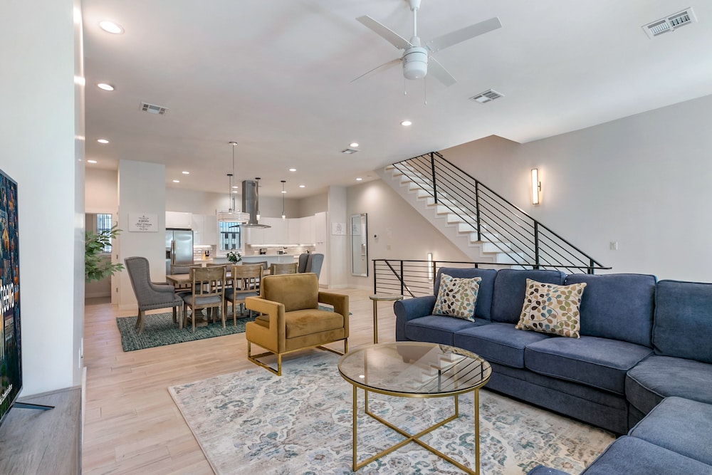 New Orleans Vacations - Bienville Inviting 4 Bedroom near City Amenities - Property Image 1