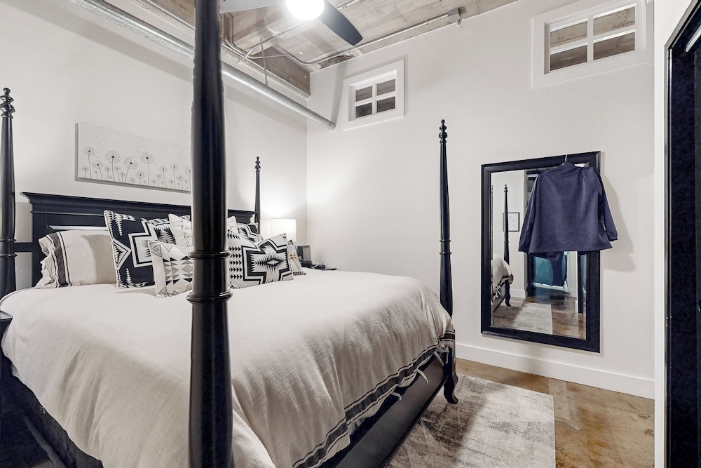 Luxe 1BR Downtown Loft in Historical Building