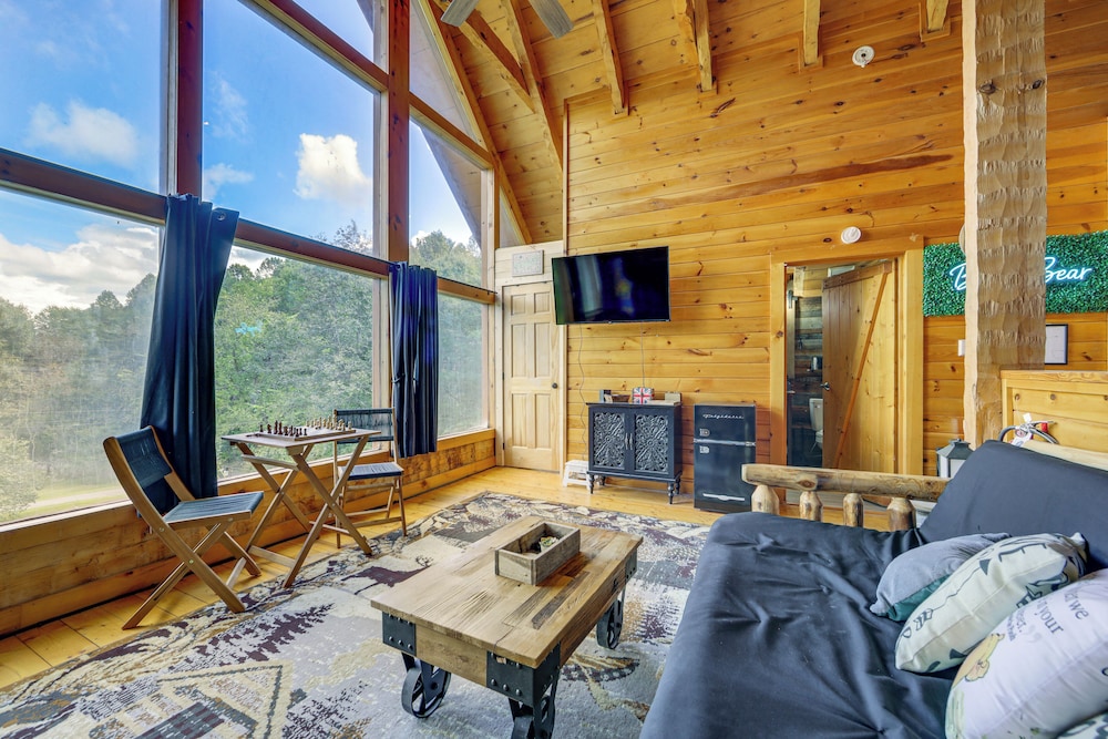Mins to Dollywood: Boujee Bear Cabin w/ Hot Tub!