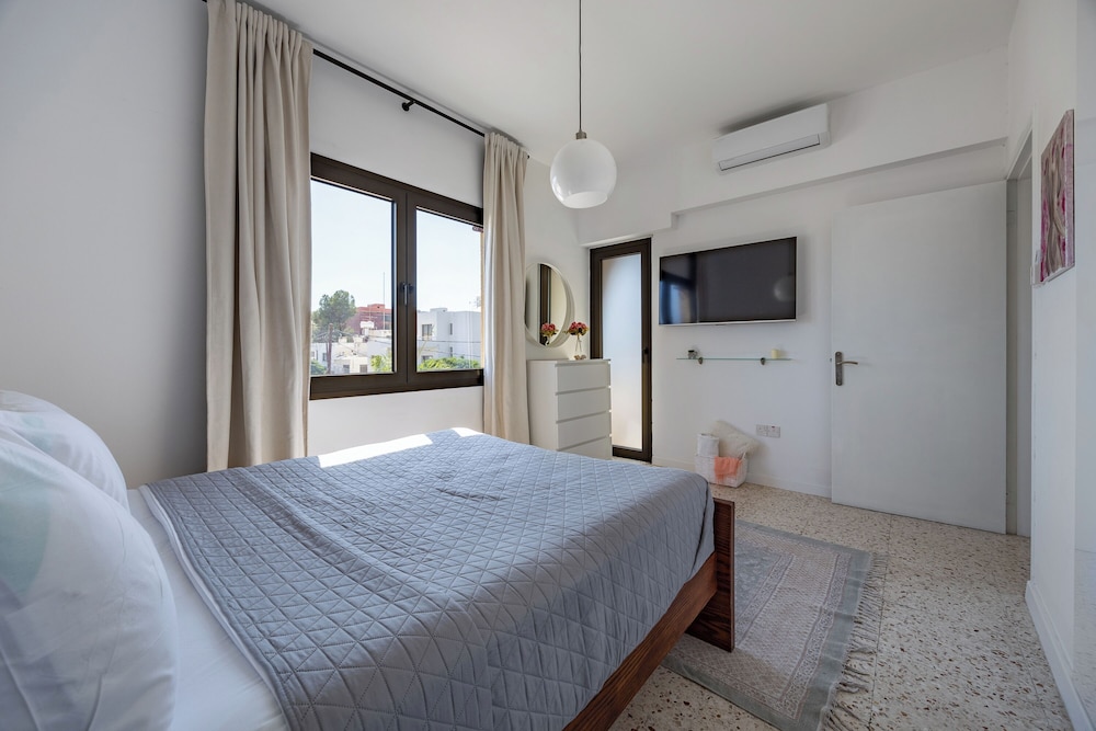 Trygoni Court - Elegant Downtown 3-bdr Apartment