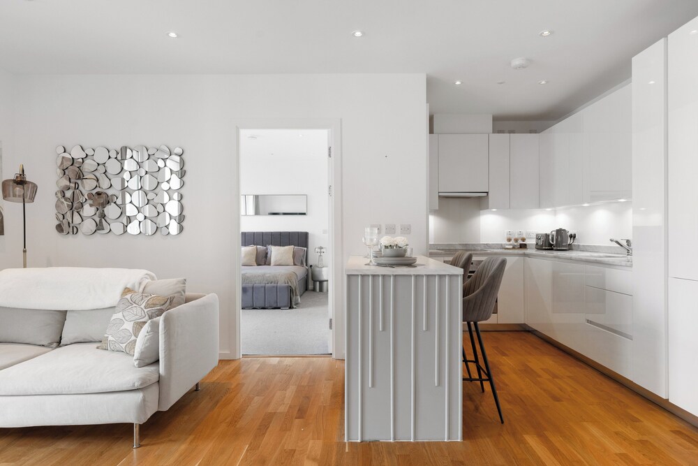 2 Bed-sleeps 4-balcony-family Friendly