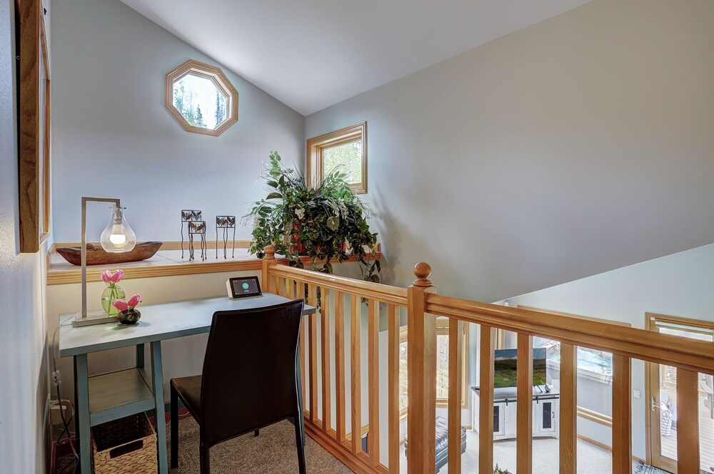 Marble Mountain Retreat 5 Bedroom Home by RedAwning view 3
