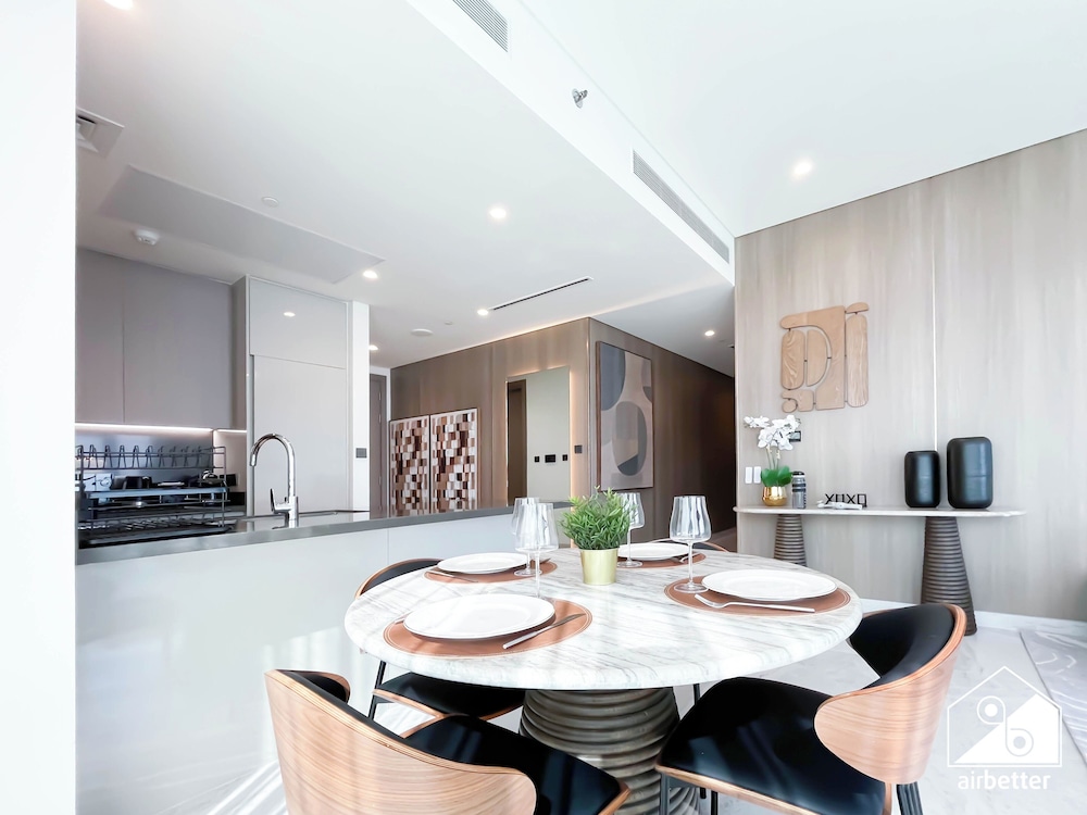 Luxurious 3BR Canal View Apartment Pool + Gym
