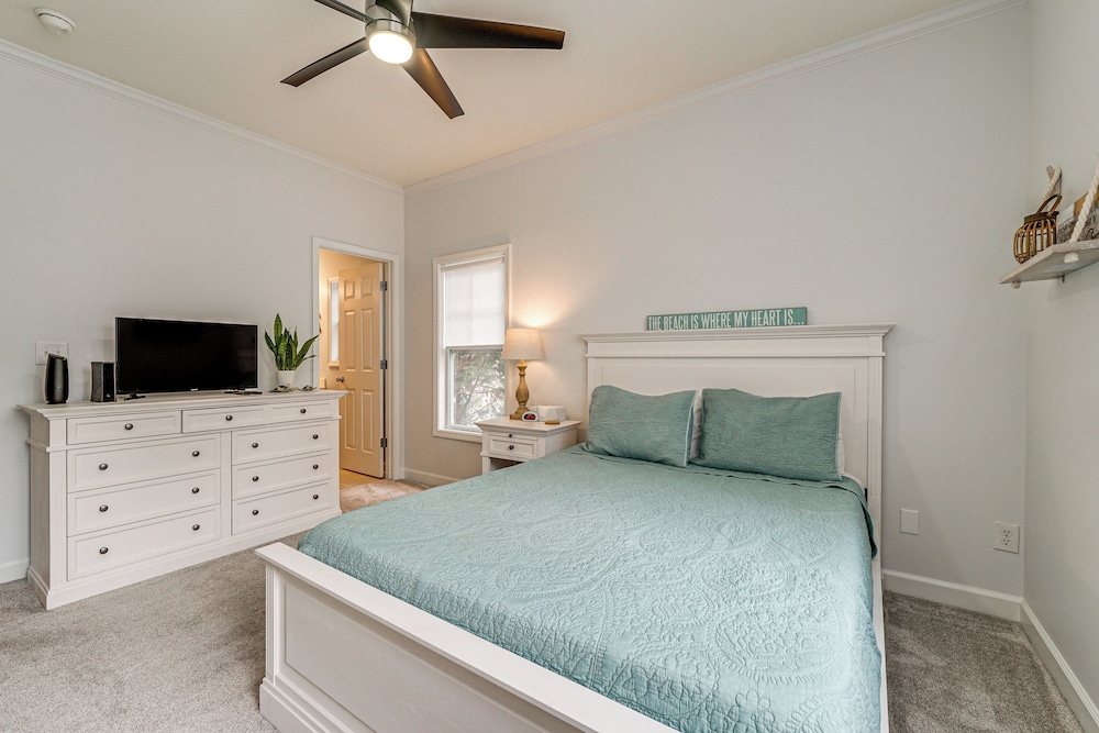 4 Mi to Ocean: Modern Townhome in Wilmington!