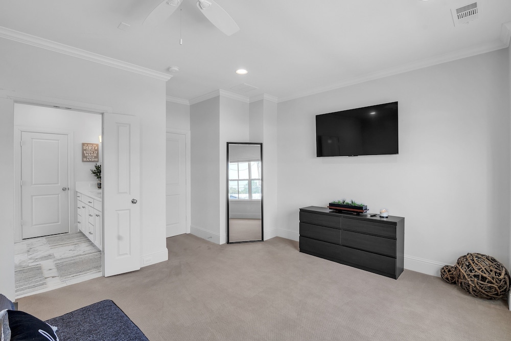 Modern 3br In Bishop Arts Walk To Shops & Dining 3 Bedroom Duplex