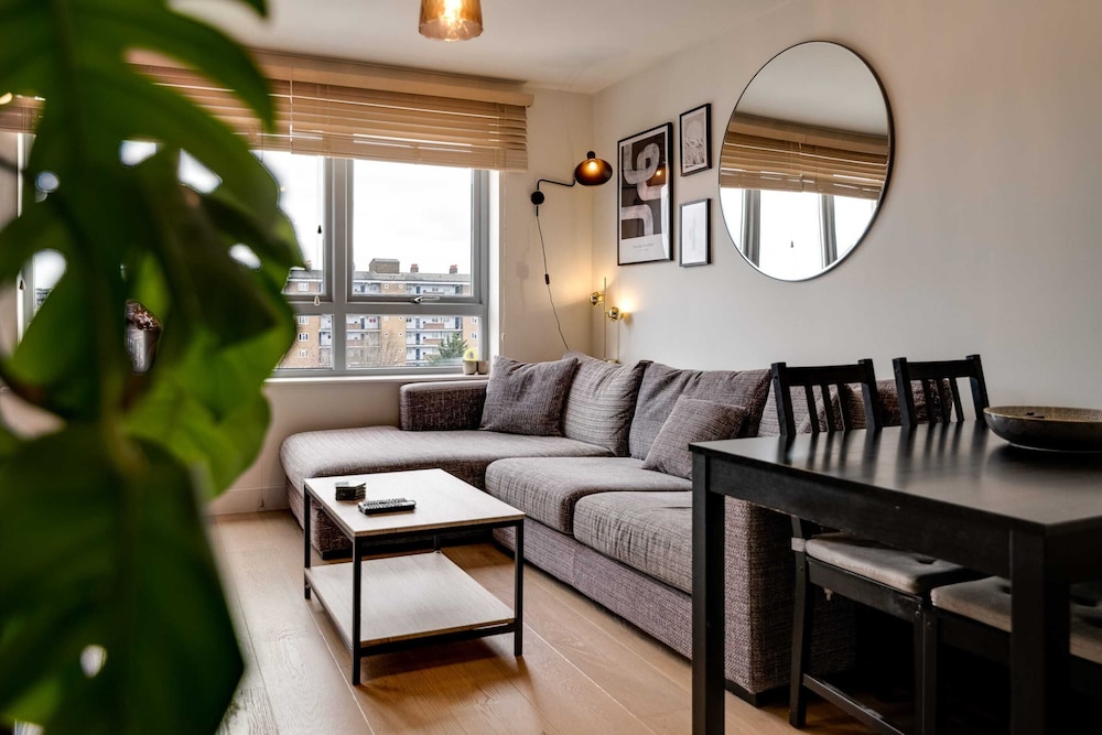Spacious Modern Camberwell Apartment