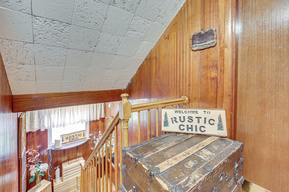 Rustic Chic Retreat: 4 Mi to Kennywood!